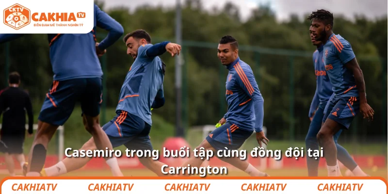 Casemiro trong buổi tập cùng đồng đội tại Carrington